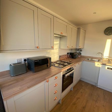 Bay - Brambles Chine, Colwell Bay - 5 Star Wifi - Short Walk To The Hut And Beach - 1 Night Stays Available - Ferry Offers Freshwater Exterior foto
