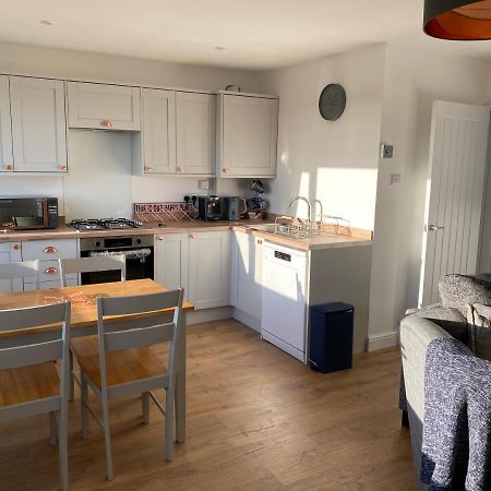 Bay - Brambles Chine, Colwell Bay - 5 Star Wifi - Short Walk To The Hut And Beach - 1 Night Stays Available - Ferry Offers Freshwater Exterior foto