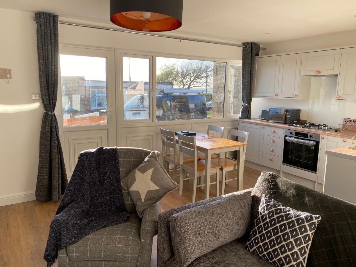 Bay - Brambles Chine, Colwell Bay - 5 Star Wifi - Short Walk To The Hut And Beach - 1 Night Stays Available - Ferry Offers Freshwater Exterior foto