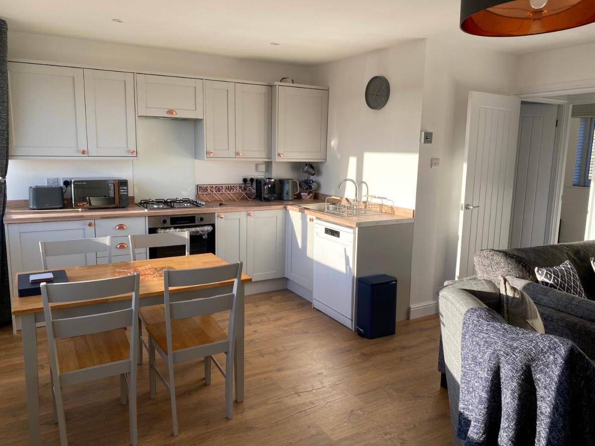 Bay - Brambles Chine, Colwell Bay - 5 Star Wifi - Short Walk To The Hut And Beach - 1 Night Stays Available - Ferry Offers Freshwater Exterior foto