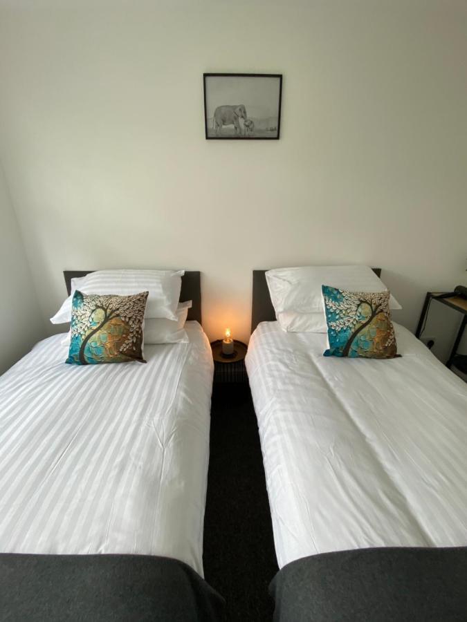 Bay - Brambles Chine, Colwell Bay - 5 Star Wifi - Short Walk To The Hut And Beach - 1 Night Stays Available - Ferry Offers Freshwater Exterior foto