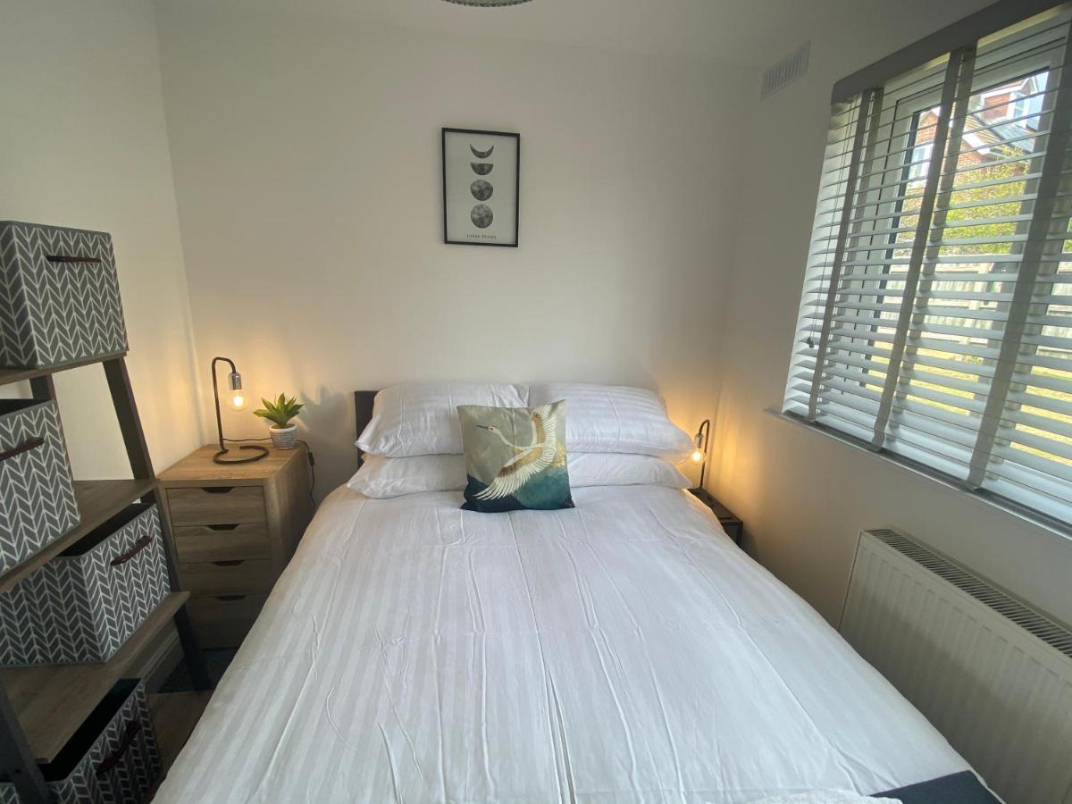 Bay - Brambles Chine, Colwell Bay - 5 Star Wifi - Short Walk To The Hut And Beach - 1 Night Stays Available - Ferry Offers Freshwater Exterior foto