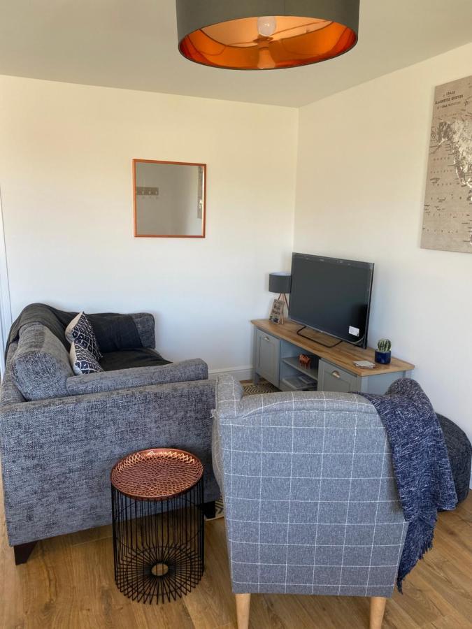 Bay - Brambles Chine, Colwell Bay - 5 Star Wifi - Short Walk To The Hut And Beach - 1 Night Stays Available - Ferry Offers Freshwater Exterior foto