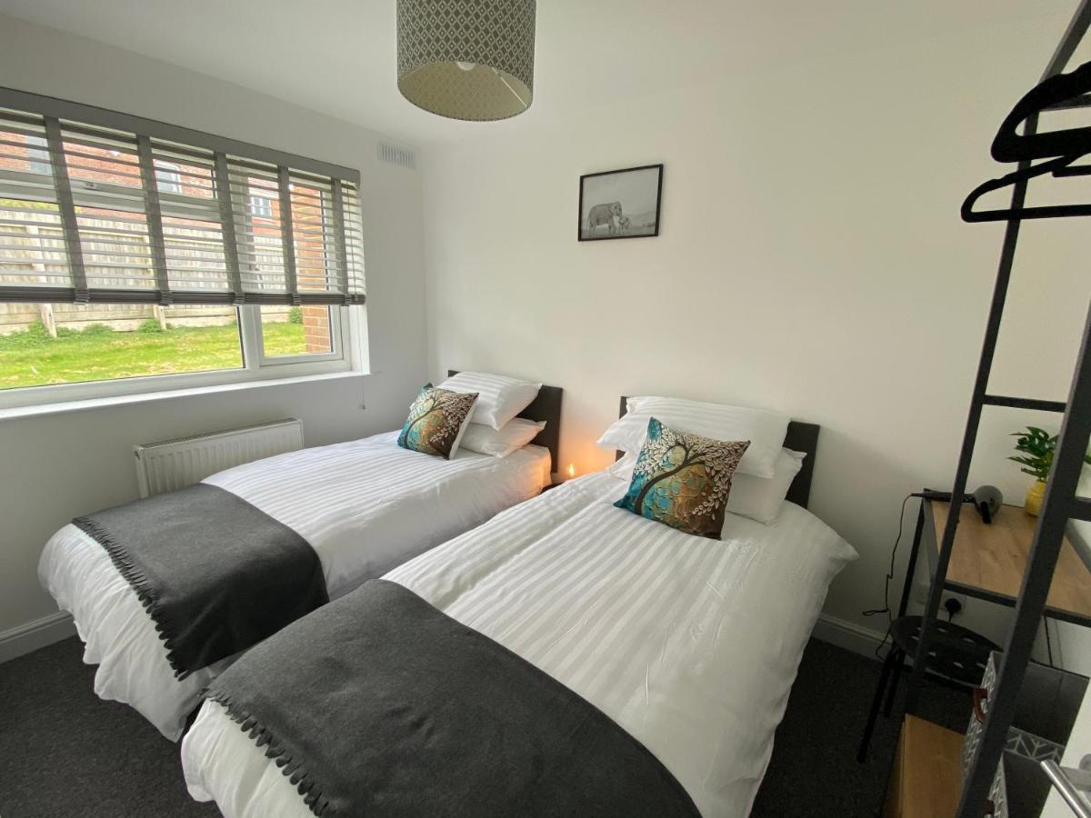 Bay - Brambles Chine, Colwell Bay - 5 Star Wifi - Short Walk To The Hut And Beach - 1 Night Stays Available - Ferry Offers Freshwater Exterior foto