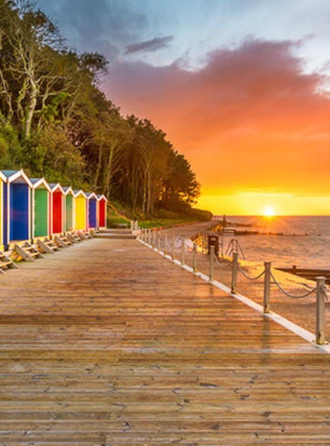 Bay - Brambles Chine, Colwell Bay - 5 Star Wifi - Short Walk To The Hut And Beach - 1 Night Stays Available - Ferry Offers Freshwater Exterior foto