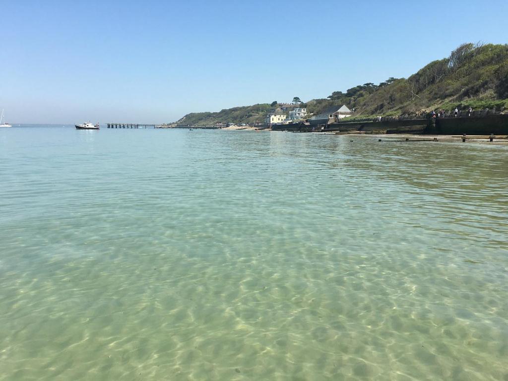 Bay - Brambles Chine, Colwell Bay - 5 Star Wifi - Short Walk To The Hut And Beach - 1 Night Stays Available - Ferry Offers Freshwater Exterior foto