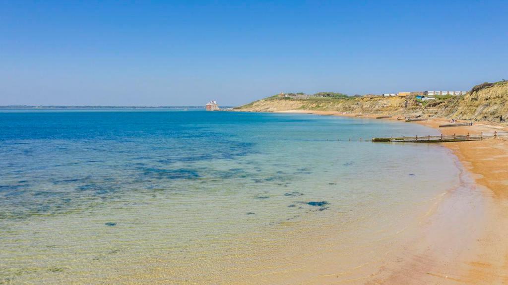 Bay - Brambles Chine, Colwell Bay - 5 Star Wifi - Short Walk To The Hut And Beach - 1 Night Stays Available - Ferry Offers Freshwater Exterior foto