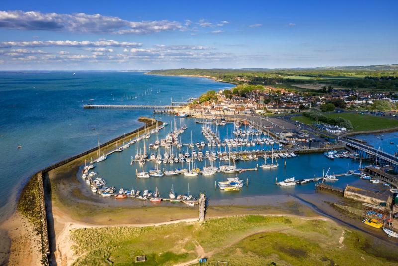 Bay - Brambles Chine, Colwell Bay - 5 Star Wifi - Short Walk To The Hut And Beach - 1 Night Stays Available - Ferry Offers Freshwater Exterior foto